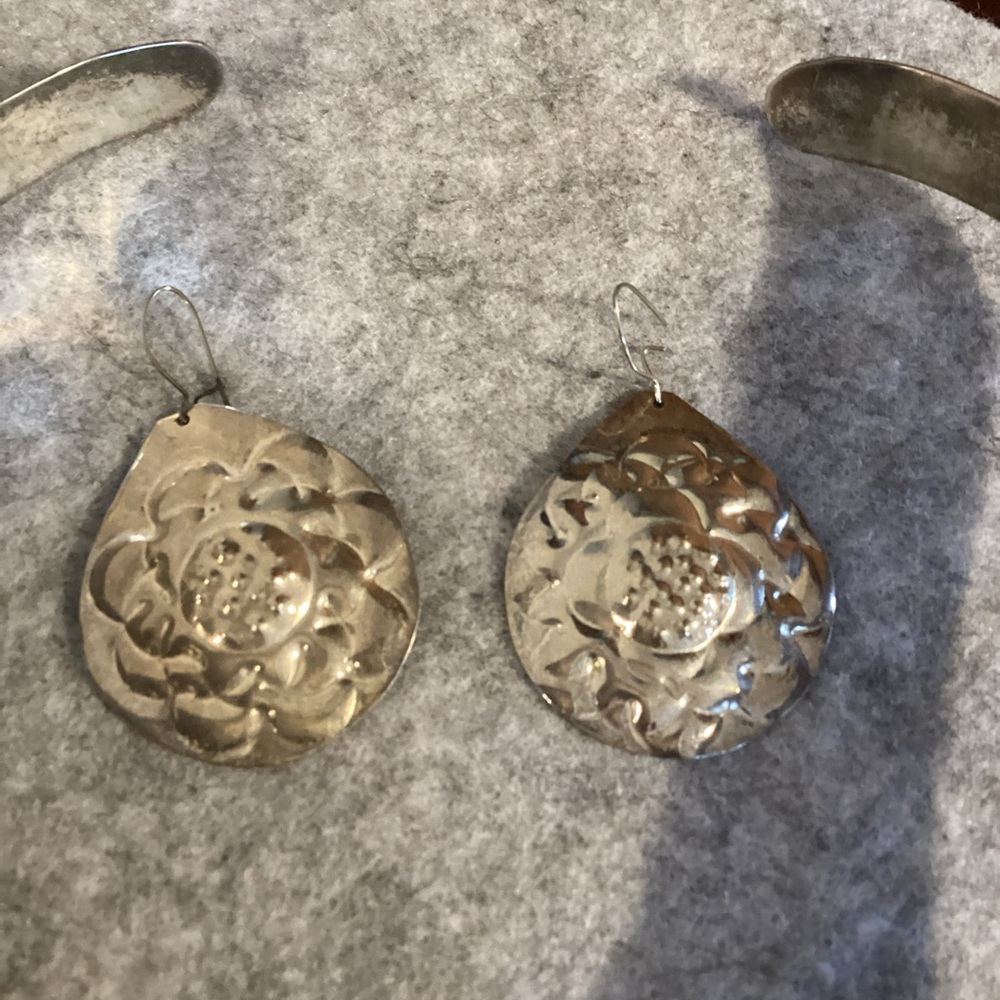 Elegant Silver Jewelry Set - Picture 3 of 9